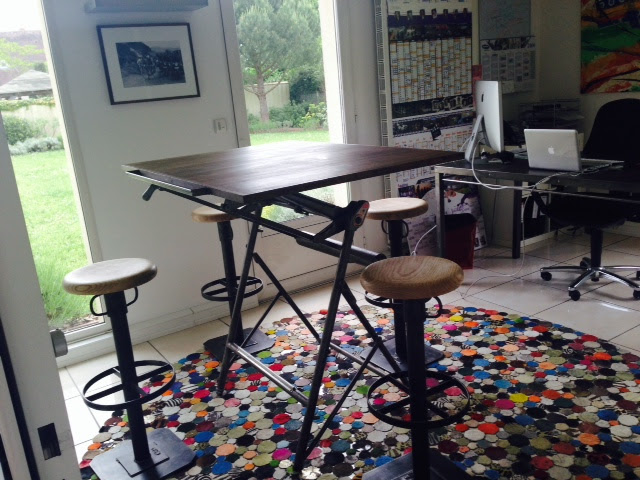 Mesa de trabalho com banqueta