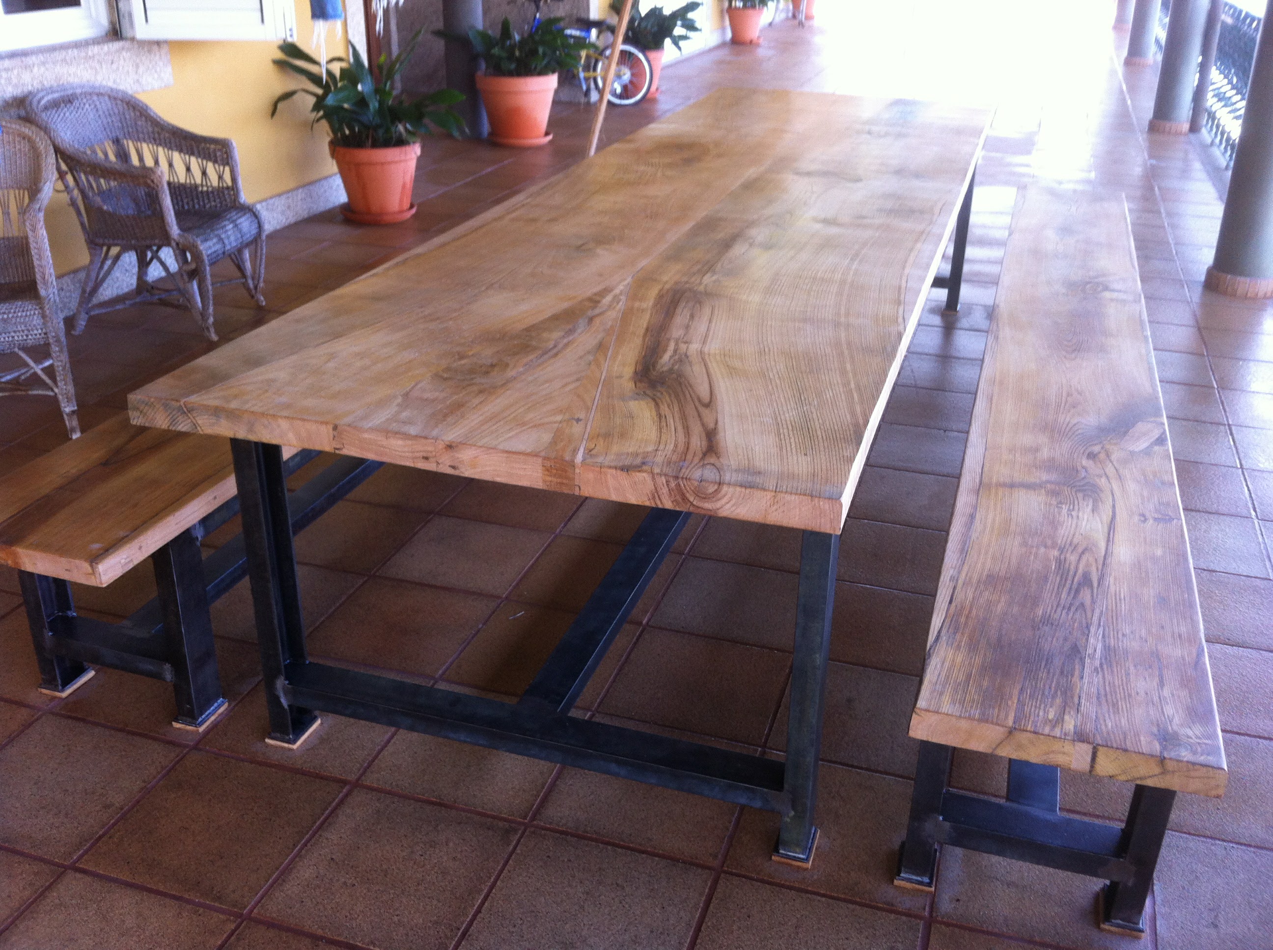 Mesa e banco corrido